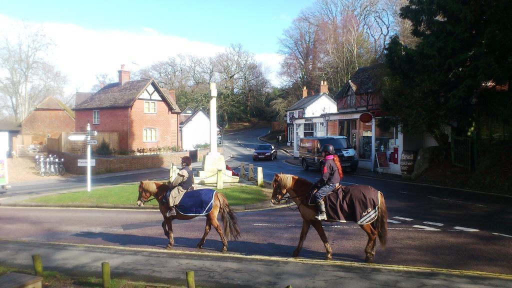 The Burley Inn Bagian luar foto